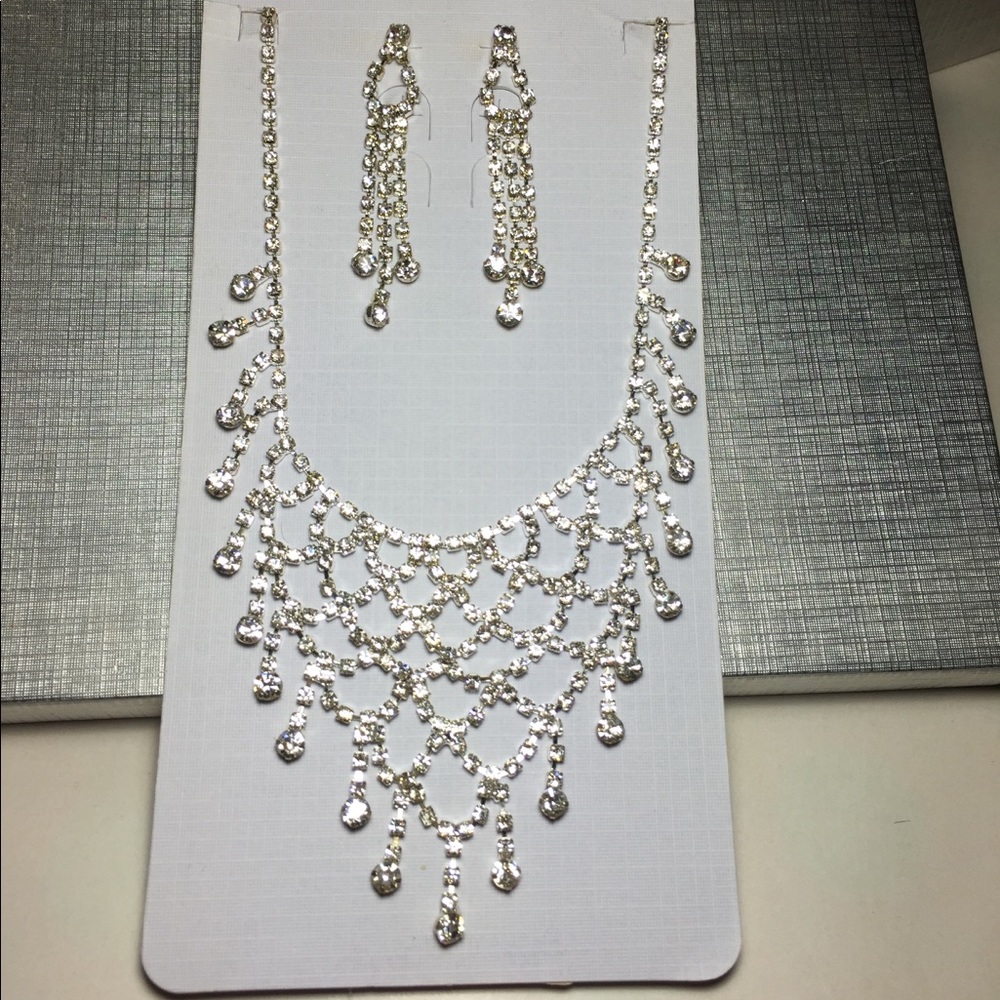 BEYA |RHINESTONE EARRINGS